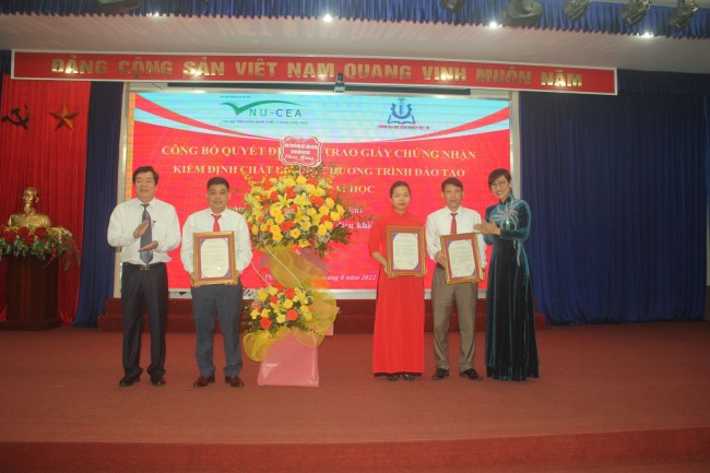 Lễ công bố và trao Giấy chứng nhận kiểm định chất lượng giáo dục 03 chương trình đào tạo cho Trường Đại học Công nghiệp Việt Trì